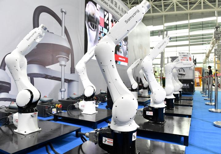 国内工业机器人制造企业集中亮相国际"互联网 "博览会